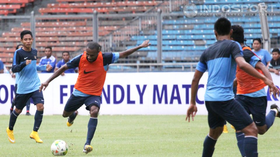 Boaz Sollosa saat berlatih bersama timnas. Copyright: &copy; Herry Ibrahim/INDOSPORT